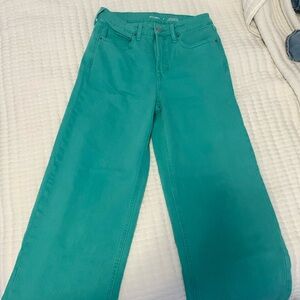 These are green old navy jeans. Size 0. They are wide leg and super cute.